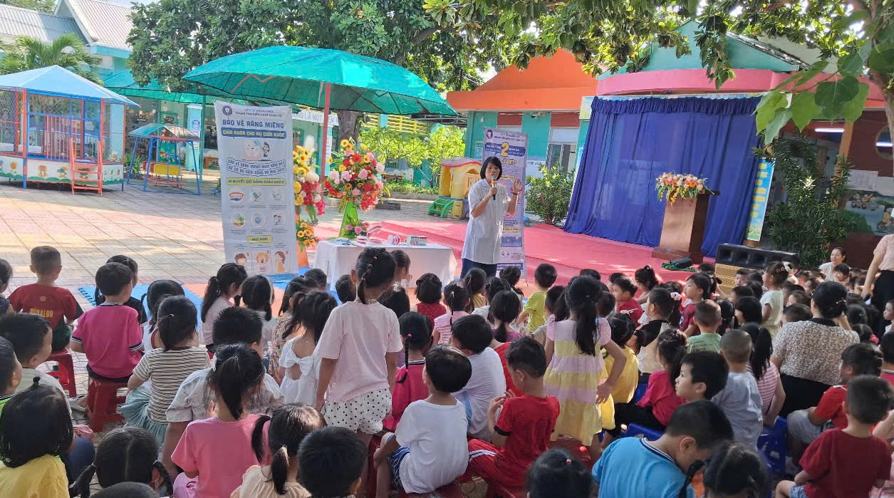 Hướng dẫn trẻ mầm non chăm sóc răng miệng đúng cách